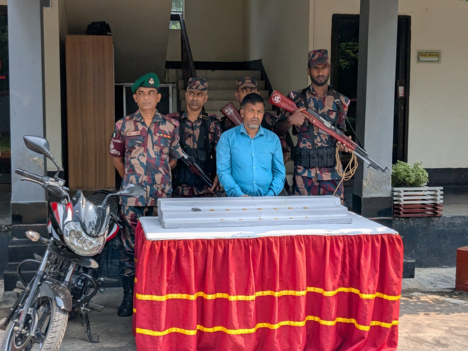 Man held with 1.16 kg gold in Jashore