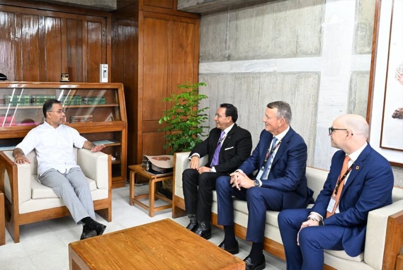 PM urges Banglalink to cut smartphone prices, widen digital access