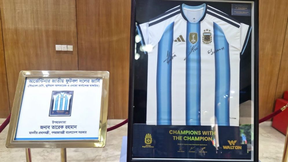 PM gifts signed Messi jersey to National Museum
