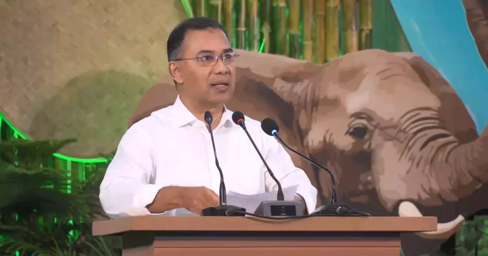 PM opens environment fair, launches tree campaign