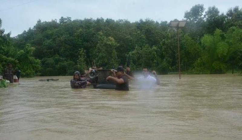 BGB rescues 122 flood-hit families, provides relief in Bandarban