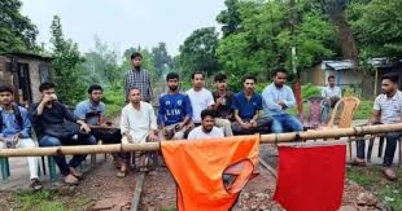 Rajshahi train services halted over assault on RU student by ticketers