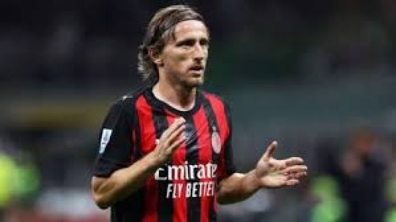 Modric signs new contract with AC Milan