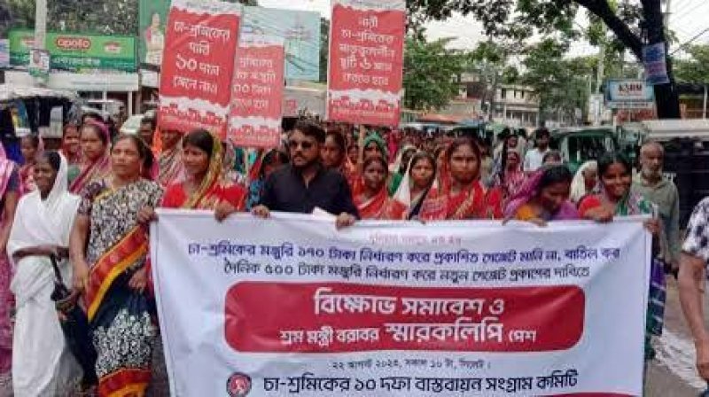 Tea workers block highway demanding Tk 500 daily wage