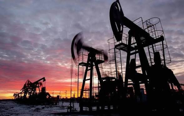 Global oil prices dip as Hormuz hopes grow