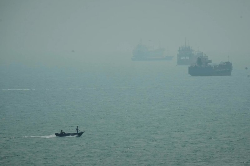 5 more Iranian oil tankers destroyed after missile attacks on US warship