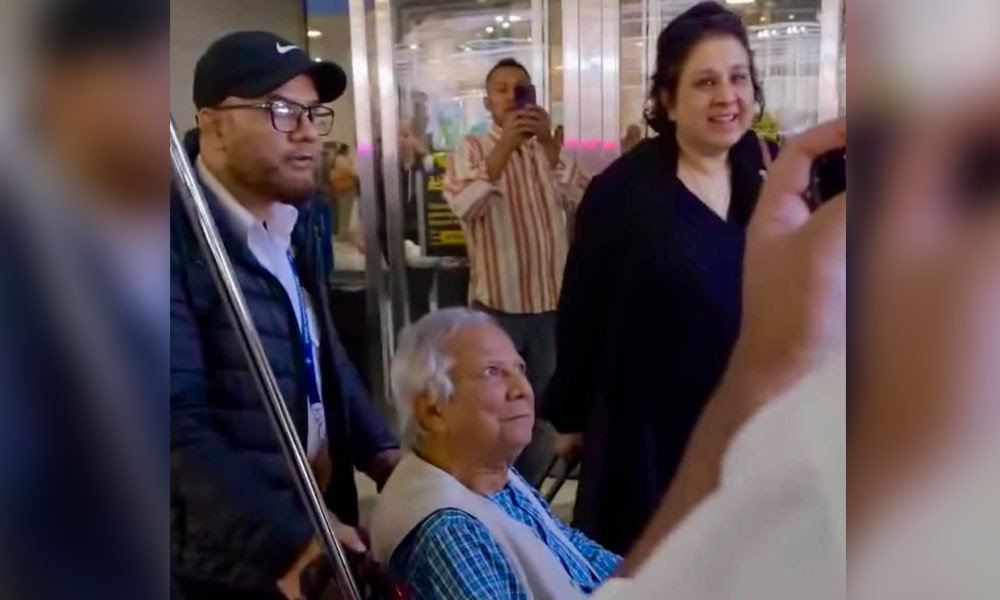 Bangladeshi expats confront Yunus at New York Airport